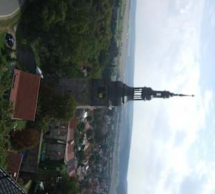 "Schiefer Kirchturm"