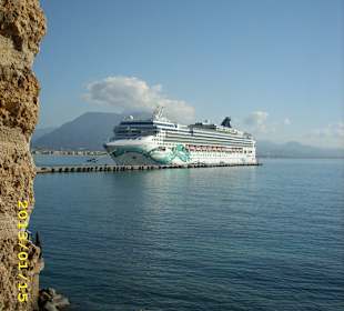 Kreuzfahrtschiff im Hafen von Alanya