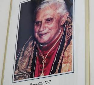 Erinnerung an Benedikt XVI in der Pfarrkirche