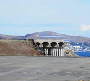 Přistávací dráha stojí na pilotách v oceánu