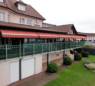 Blick auf die Veranda des Restaurants Orpheas