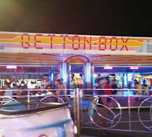 Luna Park im August Fahrgeschäft