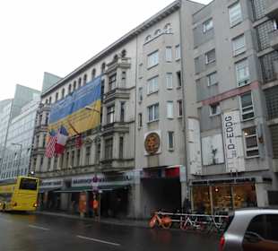 Beim Checkpoint Charlie (einstiger Grenzübergang)