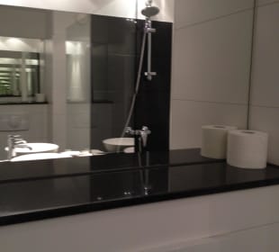 Ablage über der Toilette