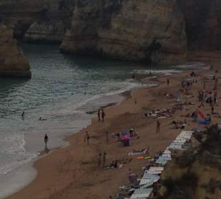 Praia Dona Ana bei anfangender Flut