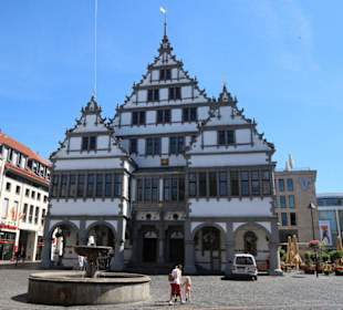 Rathaus am Rathausplatz mit Brunnen