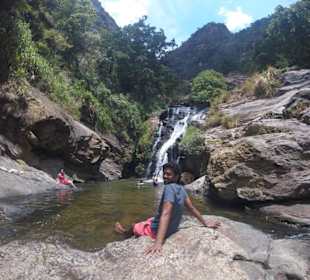 Unser Guide Gayan - Rast am Wasserfall