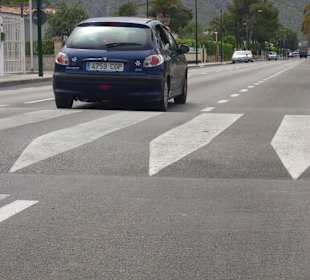 Mallorca Alcudia Bodenwelle-2 mit Fußgängerüberweg