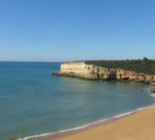 Blick auf die Praia Nova und Steilküste