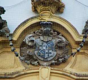 Nahaufnahme der Wappen mit Steinfiguren