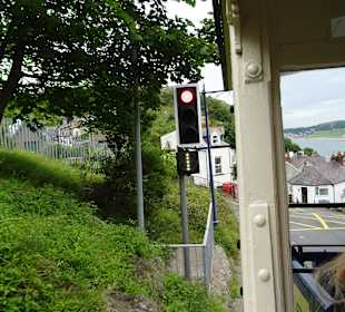 Die Gleise laufen mitten durch den Ort