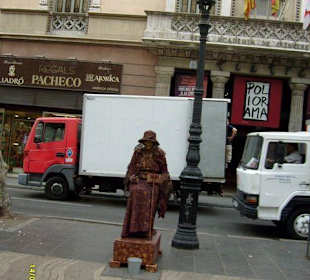 Движущиеся фигуры на улице la rambla