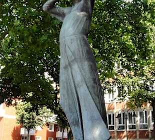 Die Skulptur "Der Rufer" am Weserufer