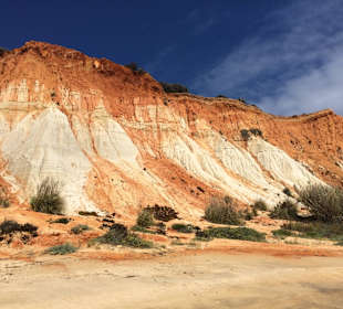 Wunderschöne Klippen des Praia da Falésia