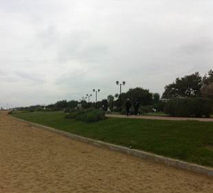 Blick vom Strand auf Fuß-/Radweg