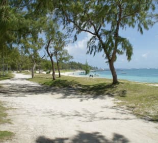 Weg in die Stadt am Strand entlang