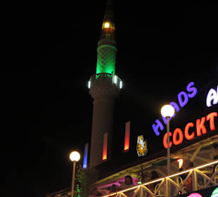 Und mittendrineine Lautst die Moschee