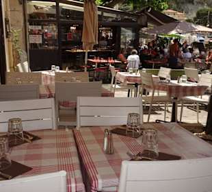 Tische auf der Terrasse des Marco Pol