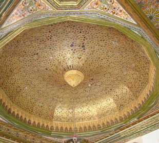 Przepięknie zdobiony sufit w jednej z sal