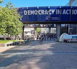 Die Leute stehen Schlange 