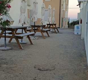 Der Innenhof mit Sitzbänke