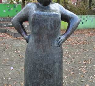 Ansichten der Erdbeerpflückerin mit Kindern