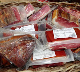 Schinken und Speck auf dem Grünmarkt