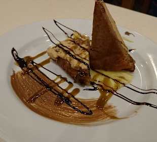 Geeiste Schokotorte auf Ananas Carpaccio