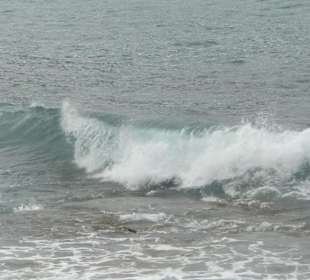 Wellen an der Cala Agulla