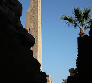 Stele vor blauem Himmel