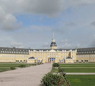 Am Schlossplatz von Karlsruhe