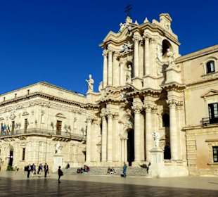 Piazza del Duomo mit Dom und Rathaus
