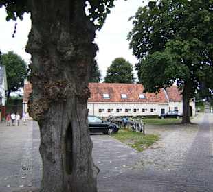 Blick vom Zentralplatz zur Kirche