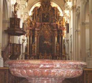 Altar mit Taufstein