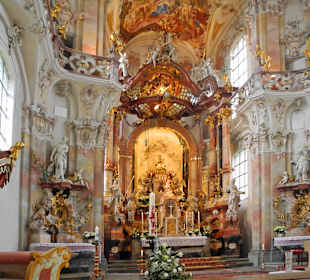 Prächtiger Innenraum mit Altar