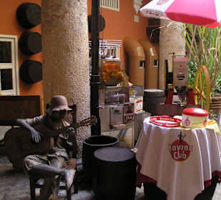 Gitarrenspieler aus Beton im RumMuseum
