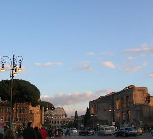 Colosseo da lontano al tramonto
