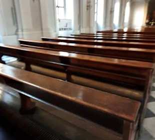 Die Sitzbänke der Kathedrale