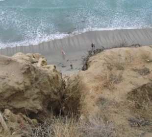 Blick die Steilküste hinab zum Strand 