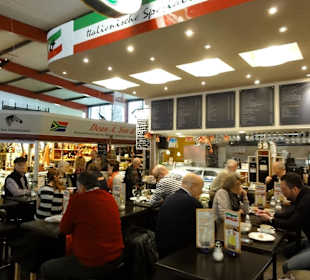 Blick auf den Gastrobereich der Marktstände