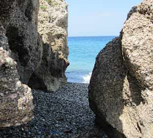 Spaziergang am Felsenstrand in Rhodos!