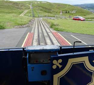 Die Gleise laufen mitten durch den Ort