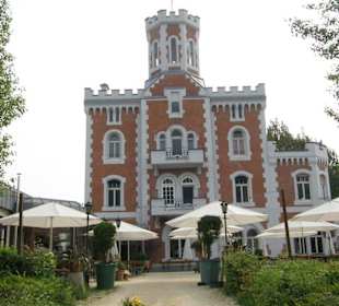 Hauptgebäude mit Terrasse Maximilians Brauwiesen