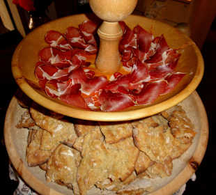 Speck und Schüttelbrot im Bar-Bereich