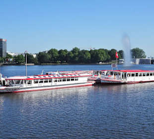 Ausflugsschiffe auf der Binnenalster
