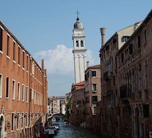 Etwas schief der Turm