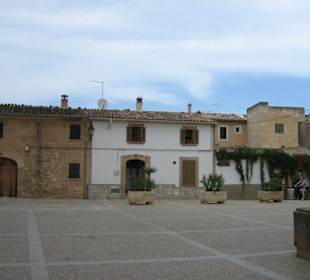 Platz vor der Kirche