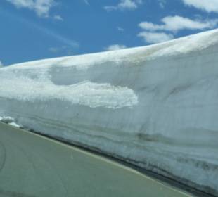 Schneewände im Juni