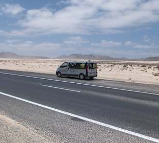 Zwischenstop in den Dünen - Harry wartet im Wagen