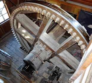 Blick von der Galerie auf das hölzerne Getriebe